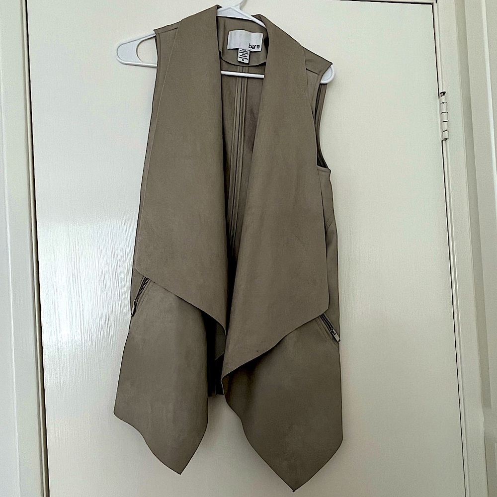 Bar III faux leather sleeveless jacket, with two zipper pockets size M